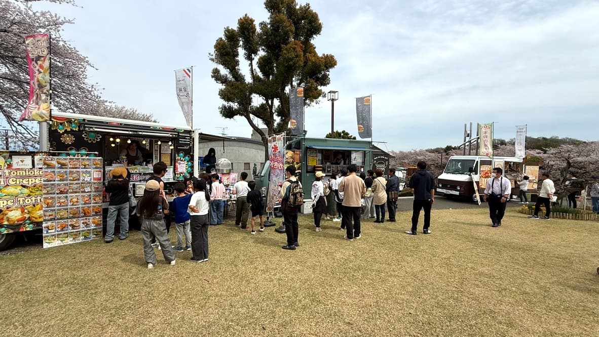 キッチンカー・屋台の列